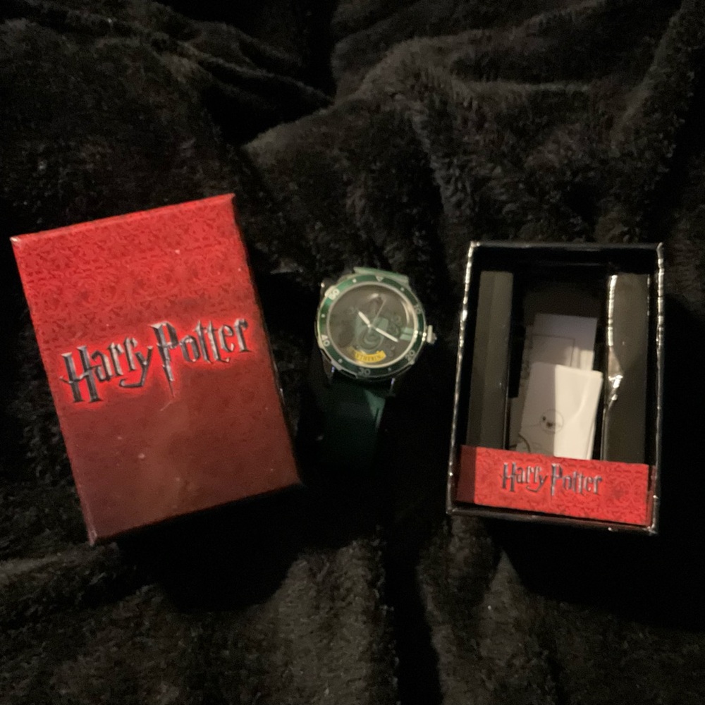 🍎 HARRY POTTER SLYTHERIN WATCH NEW IN BOX RARE - Picture 7 of 9